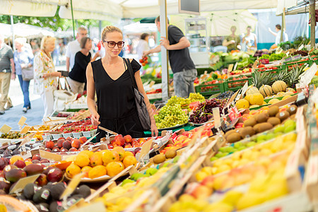 在当地食品市场购买水果和蔬菜的妇女 各种有机蔬菜的市场摊位杂货店农民食物健康饮食购物生物顾客购物者生产桃子图片