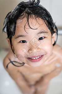 可爱的四岁女孩洗澡乐趣童年幸福洗发水浴室快乐泡沫婴儿气泡身体图片