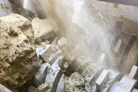 研磨粘土机器的石块 生产厂i社论磨床花岗岩机械工程碎石输送运输工作食物图片