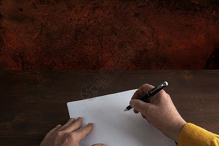 写在白纸上日记写作桌子木头教育笔记笔记本文档圆珠笔头脑图片