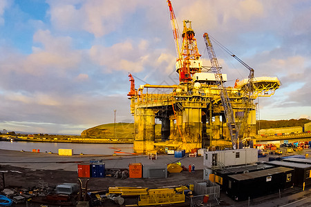 石油平台的拖车 港口的钻井平台钻头汽油工程船厂气体资源勘探拖船海景海岸图片