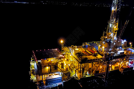 夜间石油平台 照着它自己的照明灯光港口海景钻头天空船厂船运码头钻孔血管勘探图片