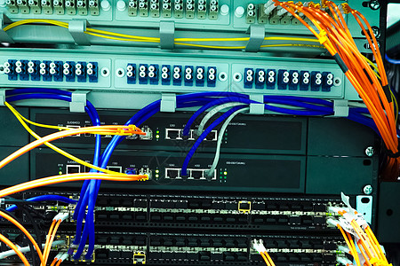 网上电线和服务器上的闪光灯 在服务器上工作硬件商业网络架子云计算电子产品指标防火墙技术电缆图片