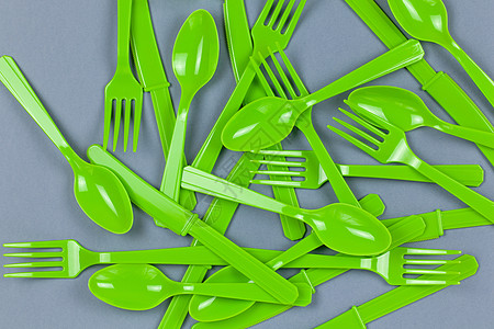 灰色纸上用玉米淀粉制成的可重复使用的可回收绿色叉子 勺子 刀子的背景 生态 零浪费 塑料概念的替代品 平躺 顶视图 水平的 特写图片