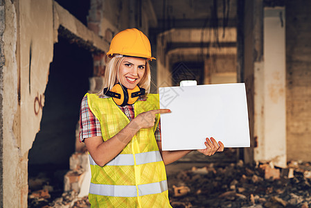 女建筑师承包商领班女性微笑工程师建设者灾难工地头盔水平图片