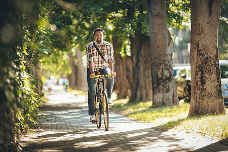 英俊男子骑自行车男人潮人活动商务街道微笑骑术商业人士胡须图片