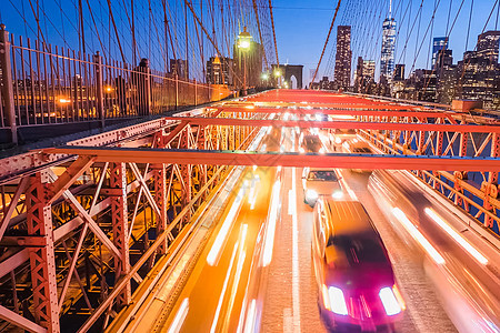 布鲁克林桥上的车头灯夜灯 长长的展出公共汽车景观头灯延时街道卡车辉光速度路线市中心图片