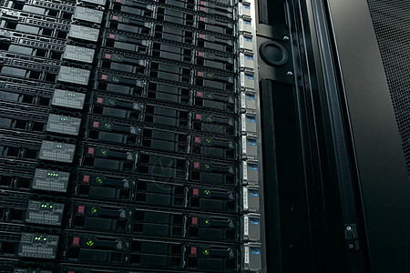 设备联网货架上的设备就是数据中心 服务器数据中心团体主持人数据电子红色电脑连接器界面带宽港口背景