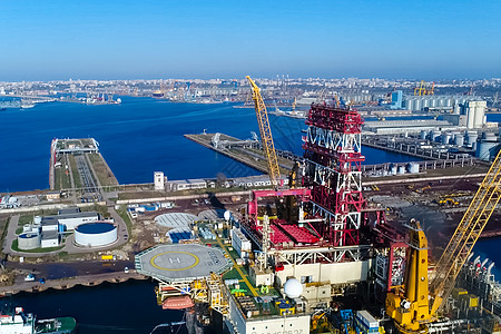港口的钻井平台 石油平台的拖车力量活力天空运输气体钻头船运技术码头船厂图片