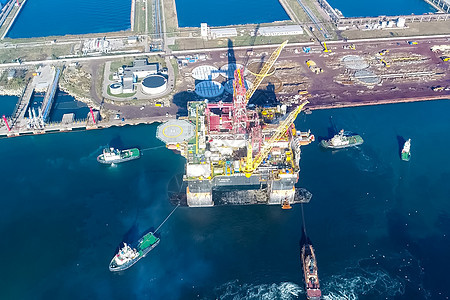 港口的钻井平台 石油平台的拖车运输海洋植物力量汽油工厂天空日落船厂海景图片
