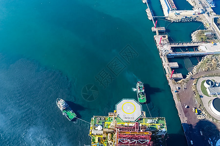 港口的钻井平台 石油平台的拖车拖船钻孔植物技术力量运输血管货物海岸起重机图片