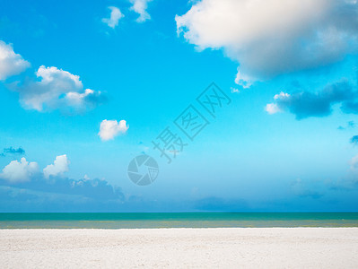 白沙滩 有蓝天空和海云图片