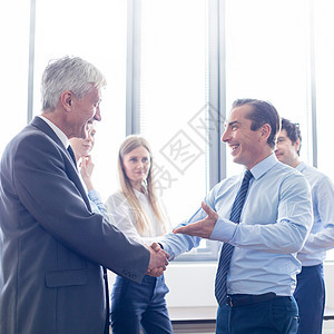 商业界人士握手快乐合同同事团队男性职员协议男人商务合作公司图片