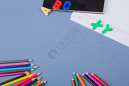 回学校上学绘画学生幼儿园彩虹孩子教育染色蜡笔团体素描图片
