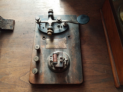 旧摩尔斯码或带铜线的电报钥匙图片