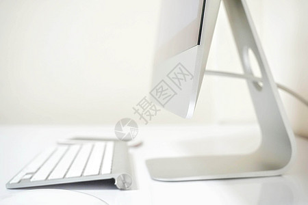 桌子上的一台白色台式计算机 办公室工作的基本设备 (笑声)图片