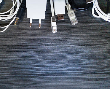 USB 线 充电线以及许多其他连接线都放在木桌上基准配饰电池金属电脑手机工具技术外设适配器图片
