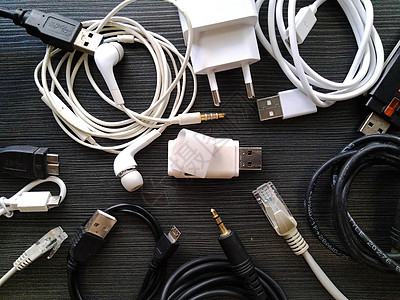 USB 线 充电线以及许多其他连接线都放在木桌上互联网手机插头电脑力量收费电池界面网络基准图片