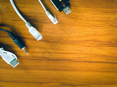 USB 线 充电线以及许多其他连接线都放在木桌上技术基准细胞绳索网络电池外设闪电配饰电话图片