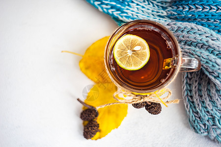 豆茶加柠檬羊毛围巾饮料季节性玻璃石头树叶时间杯子黄色图片
