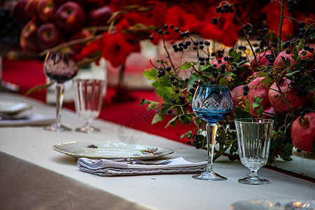 秋季表格设置红色玻璃桌子水晶浆果菊科石榴黄色刀具乡村图片
