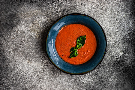 传统西班牙番茄汤加帕乔香料辣椒环境陶瓷草本植物毛巾制品食物迷迭香桌子图片