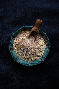 健康食品概念与燕麦米勺子陶瓷制品饮食桌子谷物食物稀饭燕麦小麦图片
