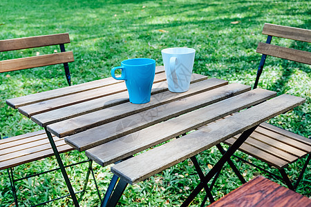 在家里花园里喝茶的时间长椅咖啡店草皮植物饮食教育食物叶子户外椅桌子图片