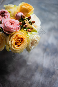 混凝土背景的花粉卡花瓣盒子卡片花束婚礼装饰假期桌子框架植物群图片