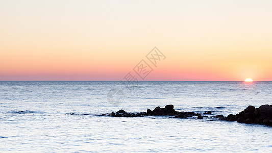 地中海日落晴天地平线天空蓝色海洋支撑海岸线风景冲浪太阳图片