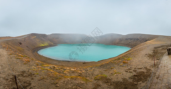 冰岛火山坑湖中的克拉弗拉火山 填满了热绿绿水图片