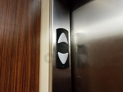 在有金属门的电梯中向上和向下箭头背景图片