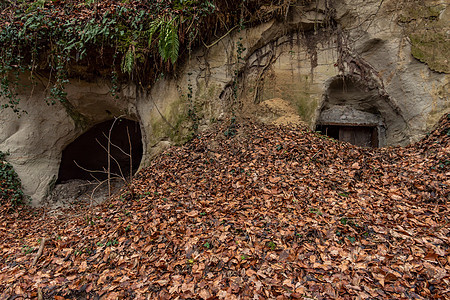 发现了二战的几条老隧道文化堡垒避难所废墟观光巨石自然保护区碎石洞穴岩石图片