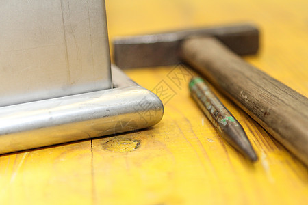 用于水管工的锤子和铲子工具材料扳手装修工作构造木材木工指甲乐器螺丝刀图片
