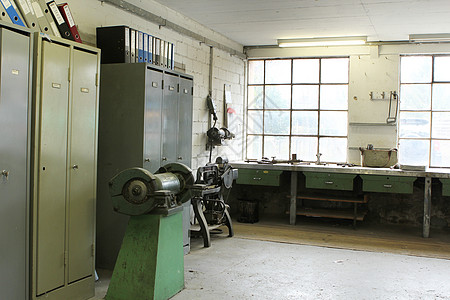 旧工作空间 有肮脏的灰尘窗口和工具金工硬件植物技术蜂房作坊工厂工作台长椅齿轮图片