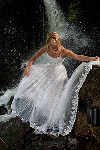 A河上的年轻新娘石头溪流赤脚魅力喜悦女性感性泡沫金发女郎瀑布图片