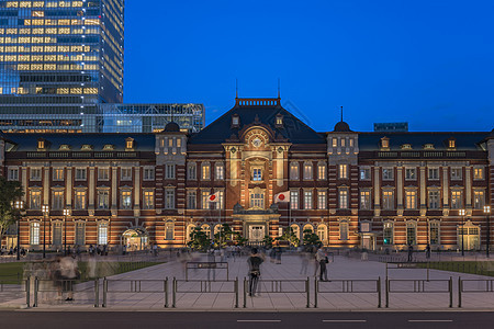 东京火车站Marunouchi一侧夜景历史性中心干线日商曲目蓝天摩天大楼建筑物铁路天线图片