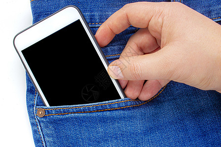 一个人把智能手机放在口袋里图片