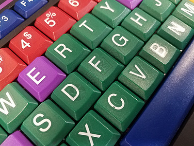 红色绿色和蓝色彩色计算机键盘图片
