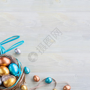 带有鸡蛋的东鸟巢装饰木头蓝色丝带羽毛金子季节兔子庆典横幅耳朵图片
