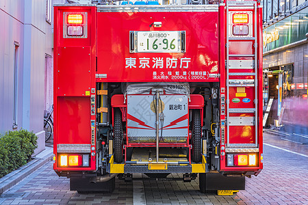 看见一辆红色的日本消防车 灯光亮着它图片