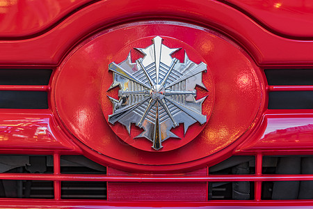 近视日本一辆红色消防车的银色头顶图片