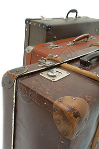 白色背景上的旧套件 孤立苦恼旅游棕色照片行李皮革肩带卧位古董案件图片