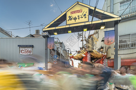 中元节日本人肩上背负着神庙美子石建筑物浴衣江户商圈景色咖啡店乡愁美食家风景商业背景