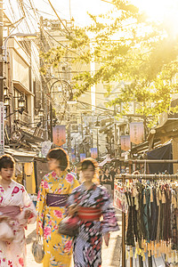 在老旧时尚购物街的Yukata青年妇女图片