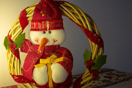 圣诞节园地由竹制成 一个穿着圣诞服的雪人图片