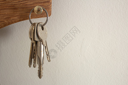 挂在白墙上持片人的一串钥匙图片
