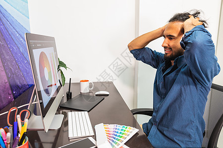 男的用手在头上看电脑商业商务设计师男性服务专注男人人士震惊思维图片