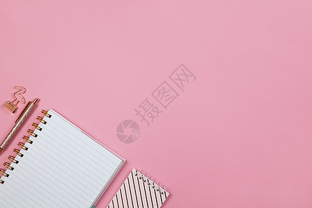 现代女性工作空间 顶视图 笔记本 笔 粉红色背景上的夹子 复制空间 平躺 自由职业者 学生的桌面 在家工作 回到学校 教育理念 图片