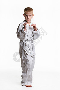 一个男孩站在架子上 学习武术图片